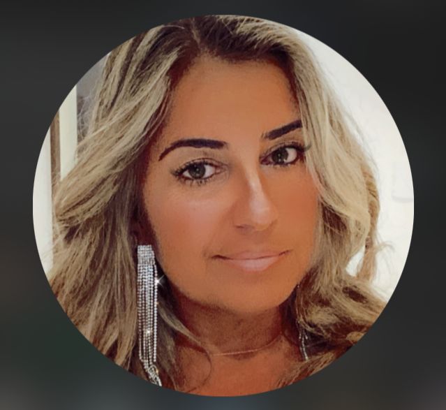 Foto de rosto da cliente Alessandra, com cabelos loiros e usando brincos.